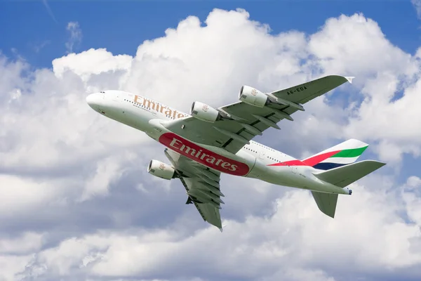Airbus A380 flying on blue sky — Stock Photo, Image