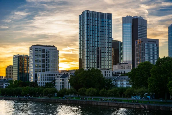 Skyline de Frankfurt no rio principal durante o pôr do sol — Fotografia de Stock