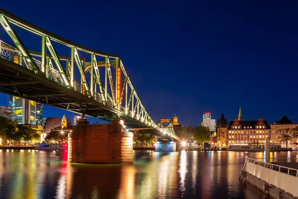 Voetgangersbrug over de Main in Frankfurt 's nachts — Stockfoto