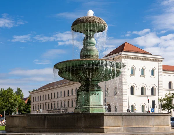 Fontein op de Universiteit van München — Stockfoto