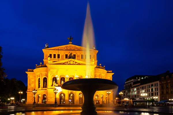 Stara opera we Frankfurcie w nocy — Zdjęcie stockowe