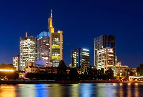 Skyline din Frankfurt pe râul principal noaptea — Fotografie, imagine de stoc