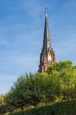 Frankfurt 'taki tarihi kilise kulesi
