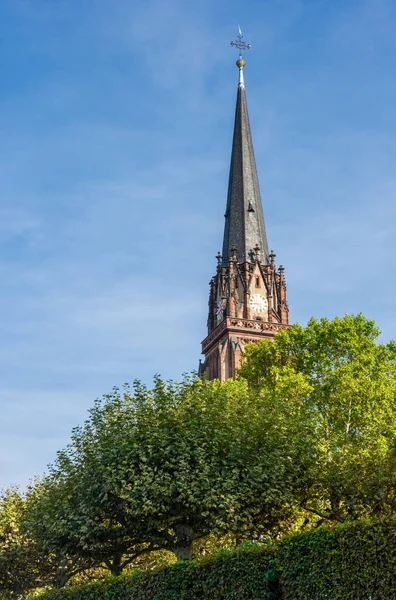 Torre histórica da igreja em Frankfurt — Fotografia de Stock
