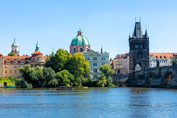 Karlsbrücke in Prag — Stockfoto