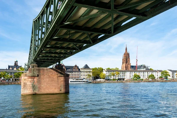 Bridge accross the Main River in Frankfurt — Stock Photo, Image
