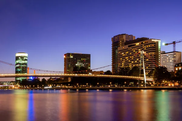 The Holbeinsteg footbridge in Frankfurt acrross Main river at ni — Stock Photo, Image