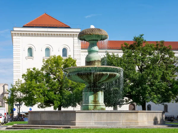 Fuente en la Universidad de Munich — Foto de Stock