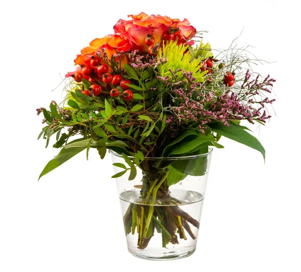 Izolowany układ kwiatowy w szklanym wazonie — Zdjęcie stockowe