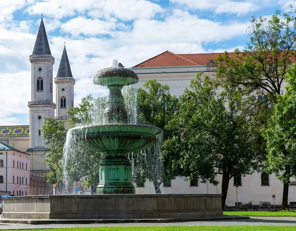 Fontána na Mnichovské univerzitě — Stock fotografie