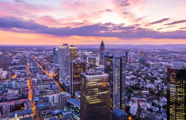 Luchtfoto over de wolkenkrabbers van Frankfurt bij zonsondergang — Stockfoto