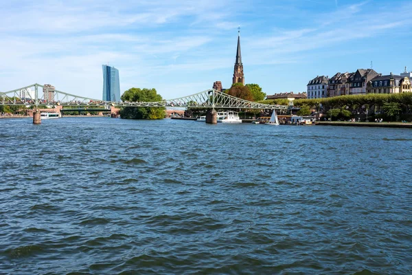 Waterkant van de Main in Frankfurt — Stockfoto