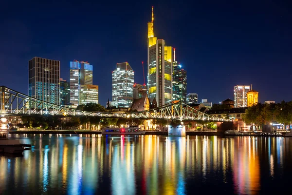 Skyline av Frankfurt ved Main River om natten – stockfoto