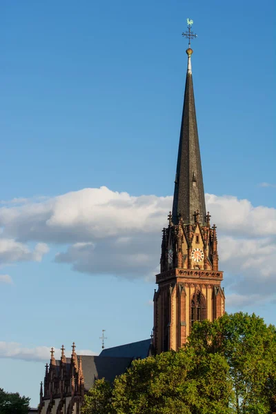 Frankfurt 'taki tarihi kilise kulesi — Stok fotoğraf