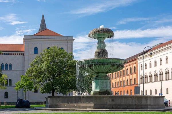 Fontána na Mnichovské univerzitě — Stock fotografie