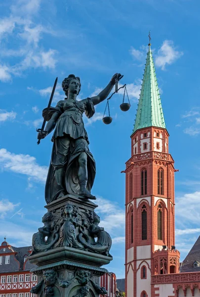 Lady Justice na cidade velha de Frankfurt — Fotografia de Stock