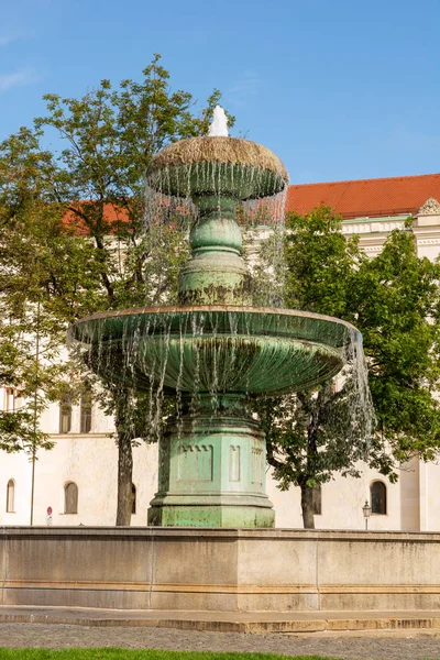 Fontein Ludwig Maximilians Universiteit München — Stockfoto