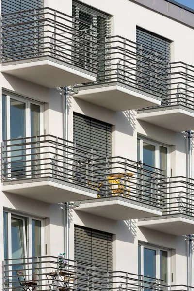 Voorzijde Van Een Modern Flatgebouw Stad — Stockfoto