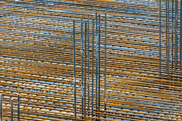 Stahlgitter Und Eisenstangen Auf Einer Baustelle — Stockfoto