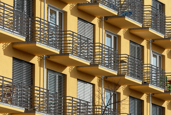 Voorzijde Van Een Modern Flatgebouw Stad — Stockfoto