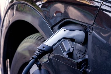Fişi ve kablosu olan elektrikli bir arabanın şarjı.