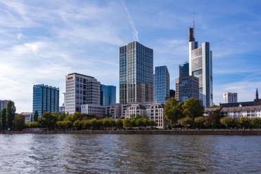 Frankfurt 'taki ana nehirde gökdelenler (Almanya)
