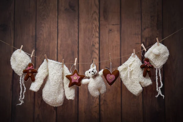 圣诞节晾衣绳与婴儿的衣服 — 图库照片