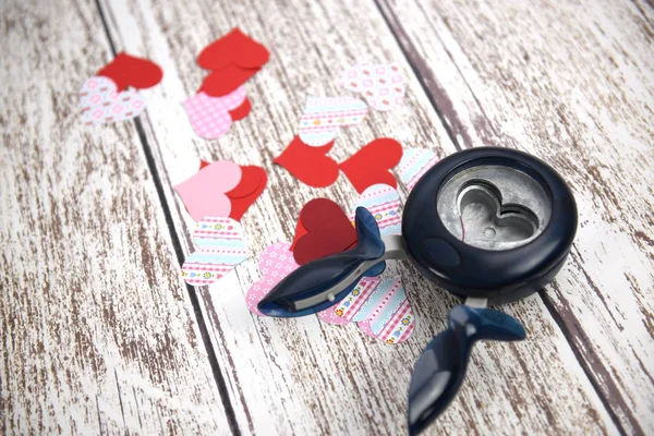 Hjärta punch och papper hjärtan — Stockfoto