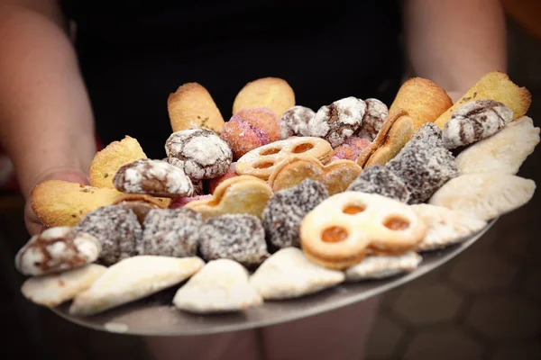 Ruce držící desku s cookies — Stock fotografie