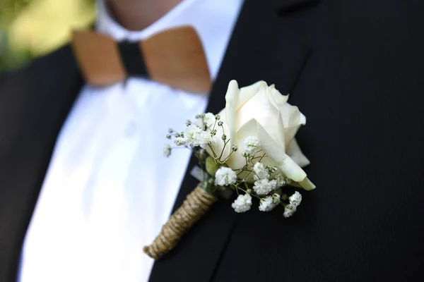 Verloofde permanent met bloem op jas — Stockfoto
