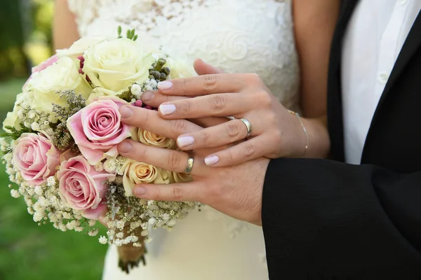 Uomo e donna mani con fedi nuziali Fotografia Stock