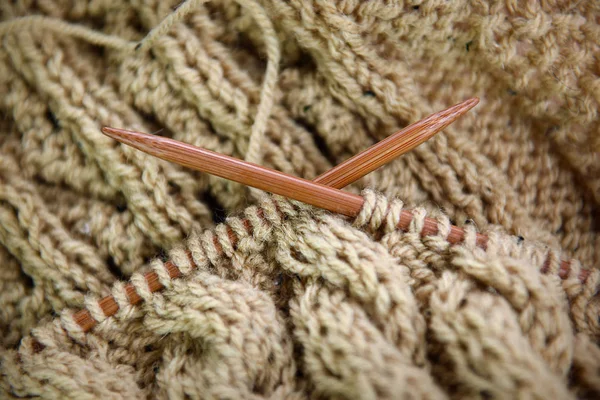 Knitting a woolen sweater — Stock Photo, Image