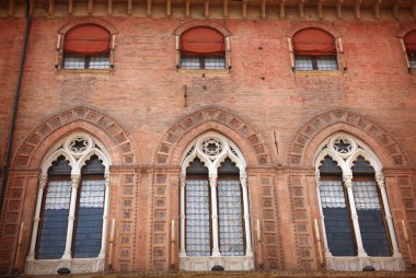 Önden Görünüm eski bina windows dekore edilmiştir. Bologna, İtalya