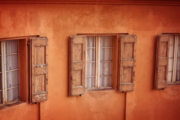 Facciata Casa Con Vecchie Finestre Con Persiane Legno Bologna Italia — Foto Stock