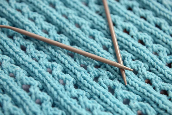 編み針と青のニットのセーターのクローズ アップ写真 — ストック写真
