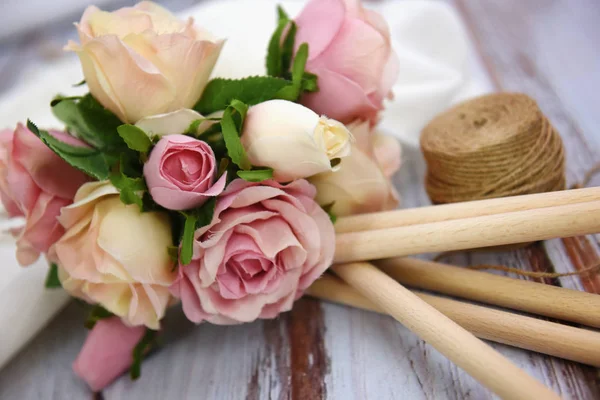 Nahaufnahme Eines Schönen Rosenstraußes Auf Einem Holztisch — Stockfoto