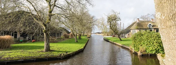 Vista del pueblo Dwarsgracht, Giethoorn, Países Bajos — Foto de Stock