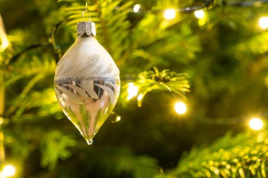 Bir Nordman christmastree asılı Noel dekorasyonu yakın çekim
