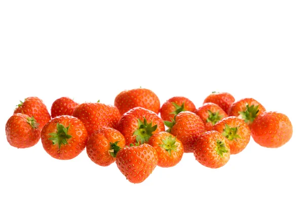在白色孤立的新鲜草莓 — 图库照片
