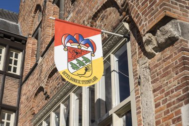Mardi Gras gibi geleneksel festival adı verilen kırmızı, beyaz ve sarı bir Hollanda bayrağı Hertogenbosch 'ta, Oeteldonk bir binada asılı.