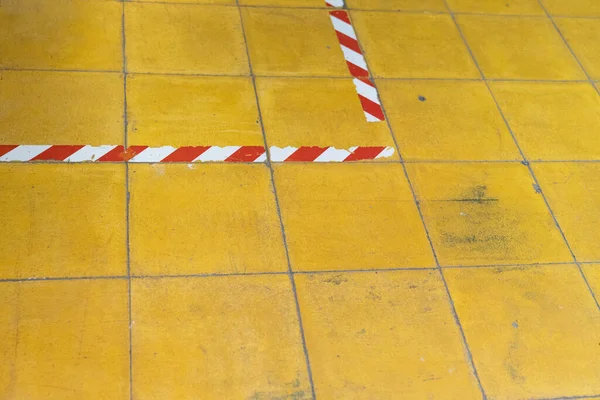 Piso Azulejo Amarelo Com Fita Vermelha Branca — Fotografia de Stock