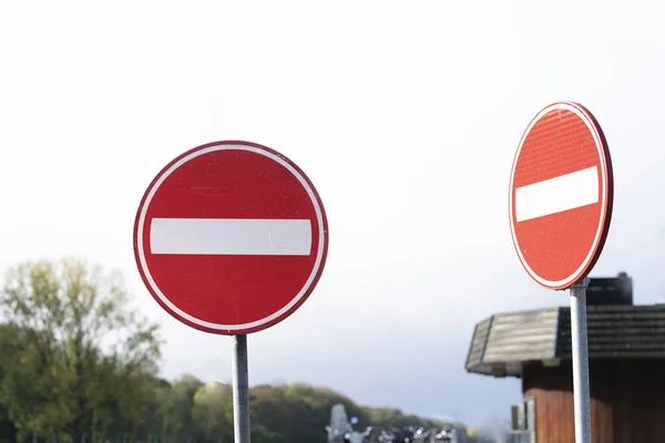 Zwei Rote Runde Verkehrsschilder Oder Straßenschilder Mit Weißem Balken Die — Stockfoto