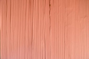 Duvar kağıdı ve dikey yapılandırılmış çizgilerle boyanmış bir terracotta çerçevesi.