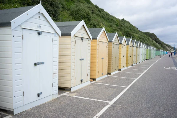 夏天阴天 英国多塞特郡伯恩茅斯市的林荫大道上 有五颜六色的米色和白色的海滨小屋 — 图库照片