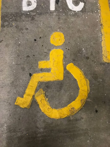 Signo Una Persona Color Amarillo Una Silla Ruedas Suelo Estacionamiento — Foto de Stock