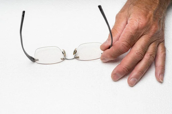 Óculos Sem Moldura Mão Sobre Fundo Branco Óculos Olho Sem — Fotografia de Stock