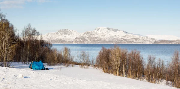 Modrý Stan Zasněženém Poli Polární Oblasti Výhledem Fjord Hory Pokryté — Stock fotografie