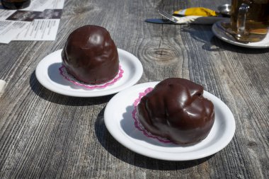 Bossche Bol, Den Bosch şehrinden çikolatalı ve kremalı tipik bir Hollanda hamur işi.