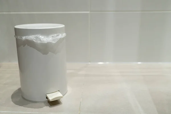 バスルームのタイル張りの床に立つ白いペダルビン 潮の満ち引きと環境のためのコンセプト — ストック写真