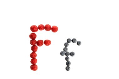 Taze meyve, ahududu ve böğürtlenli alfabe, beyaz arka planda izole edilmiş.